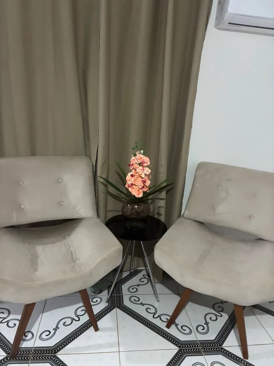 Conjunto cadeira, mesinha e mesinha 