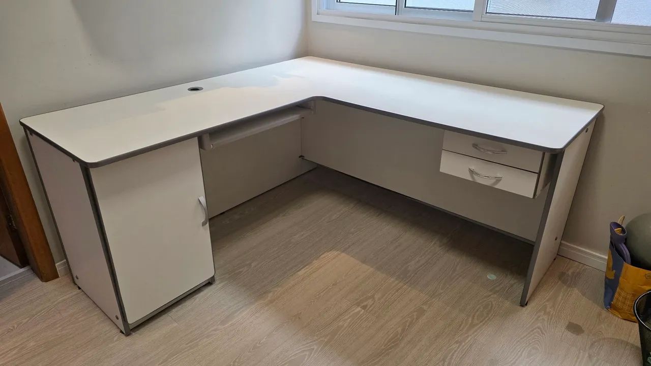 Escrivaninha branca em MDF. 