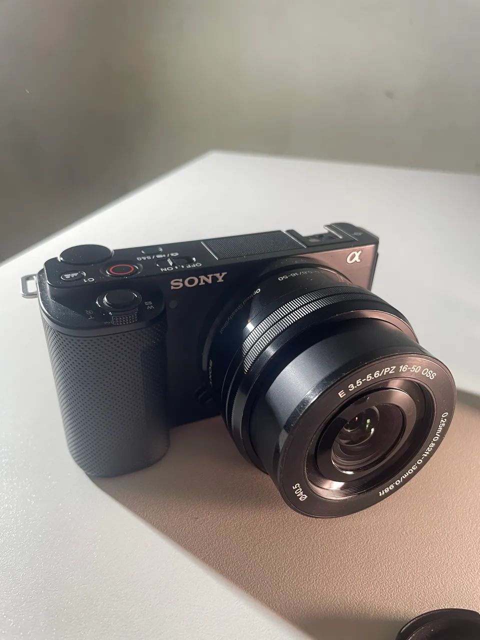 Sony zv-e10, com lente do kit, e cage da smallrig - Foto 3