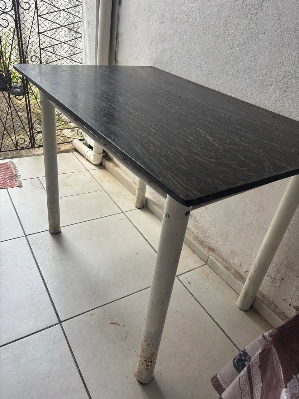 Mesa com pedra de mármore 