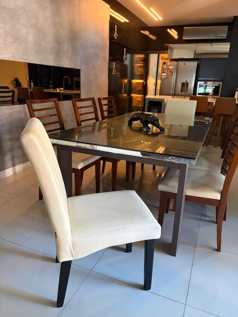 Mesa de madeira com tampo de vidro e oito cadeiras - Foto 2
