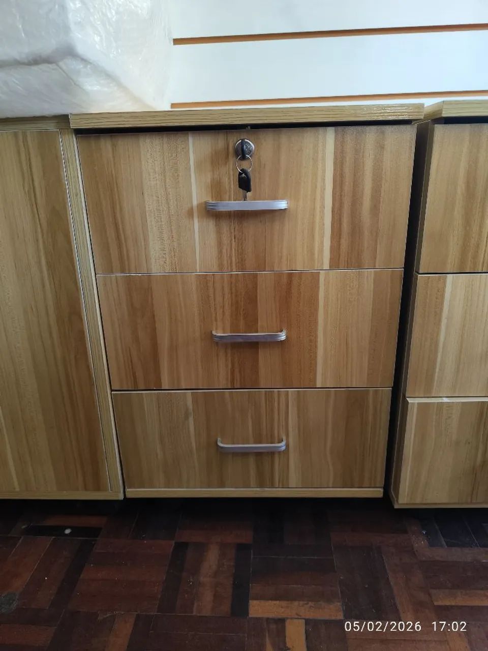 Mesa de cabeceira/Gaveteiro com chave e rodinha  - Foto 3