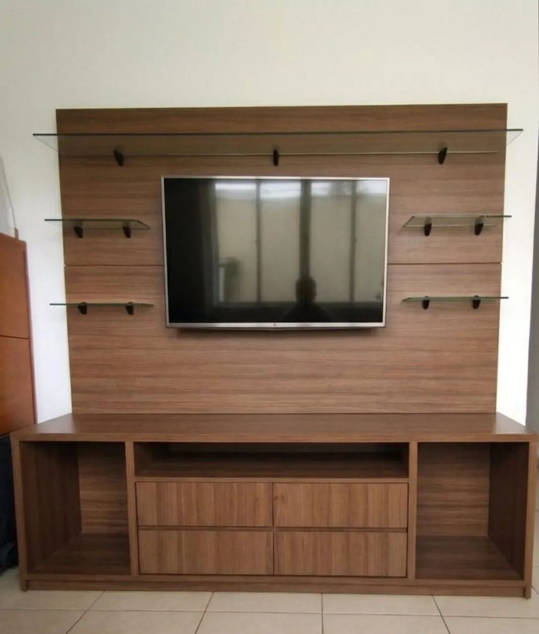 Rack de madeira com painel 