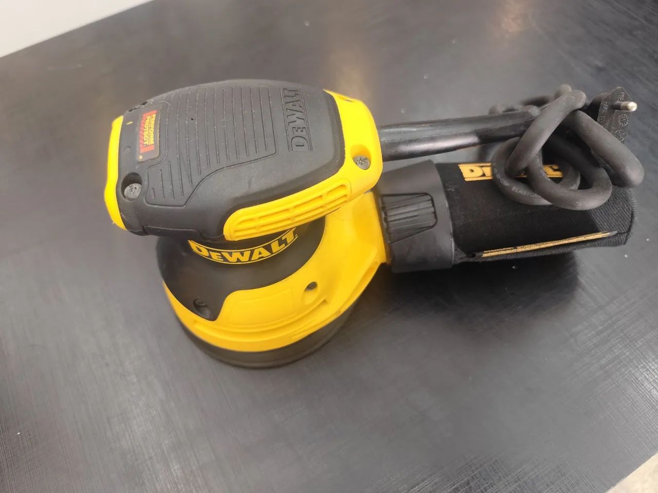 Lixadeira orbital Dewalt 