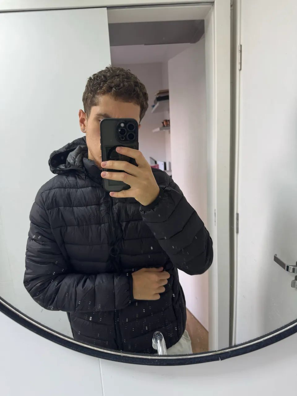 JAQUETA PUFFER PRETA COM CAPUZ - ESTILO E CONFORTO - Foto 2