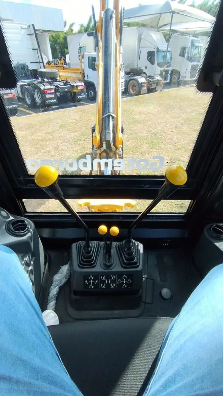 Retroescavadeira Manitou 2025 - Foto 4
