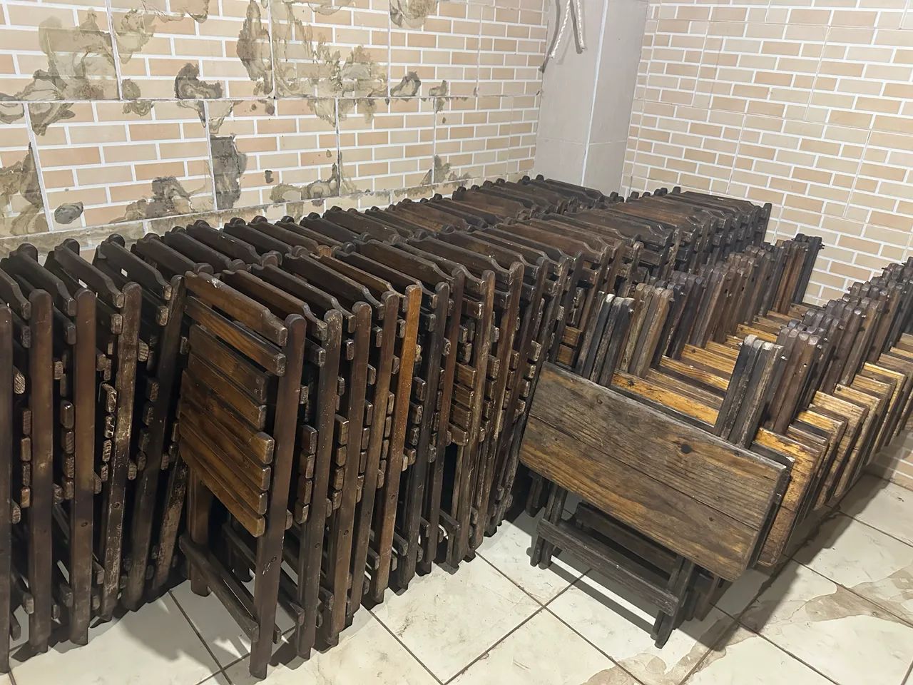 Vende se conjunto de mesa e cadeira de madeira 