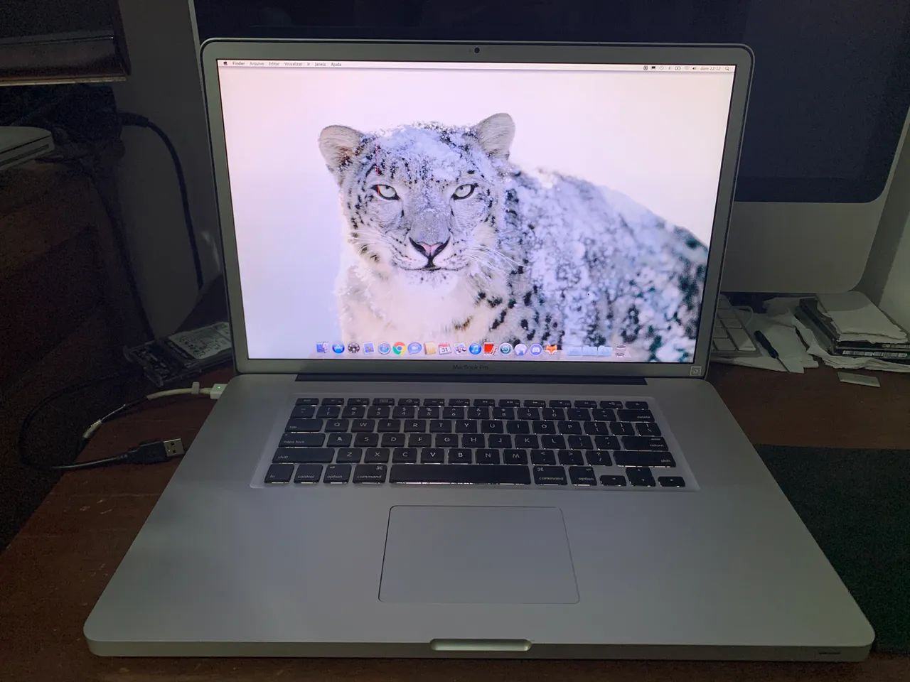 Macbook pro 17 2011 com detalhes 