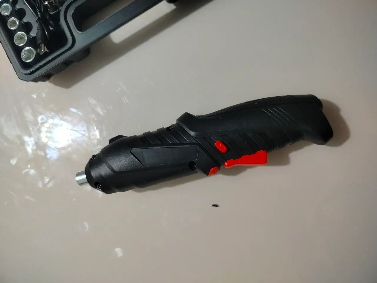 Parafusadeira a bateria com maleta - NOVA - Foto 2