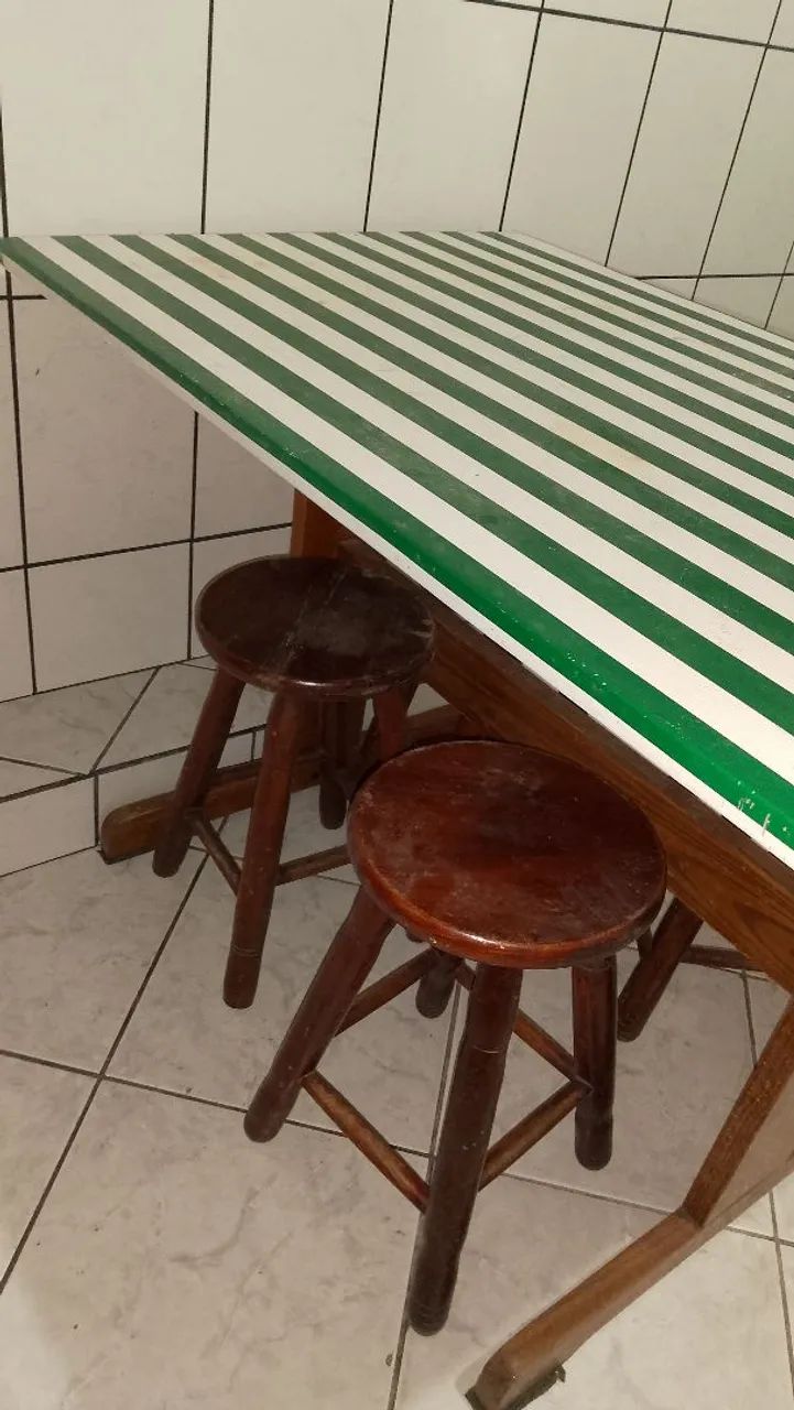 Mesa em madeira forrada com 4 bancos - Foto 3