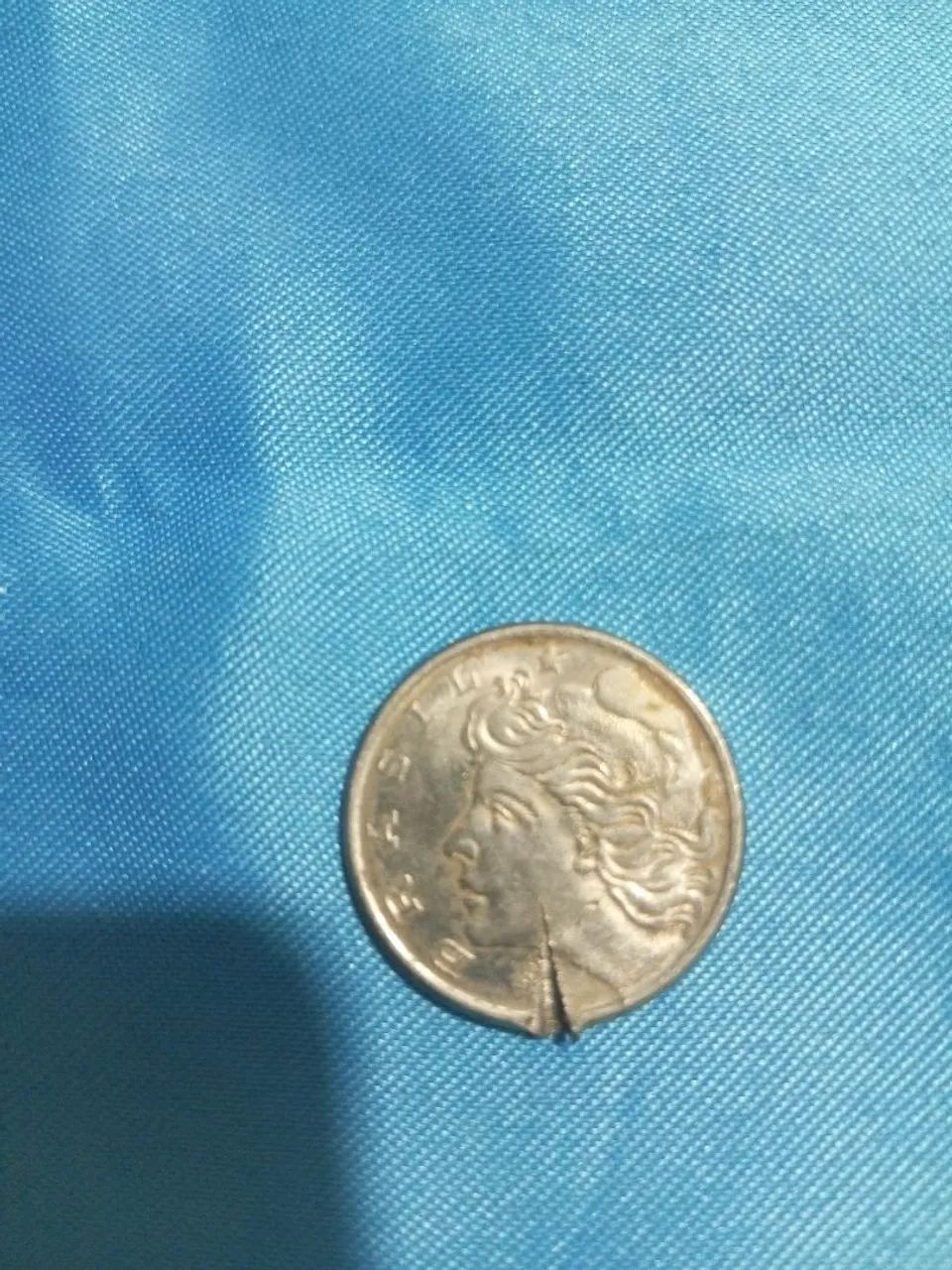 Moeda antiga de 50 centavos de 1977. Com pequena avaria. - Foto 3