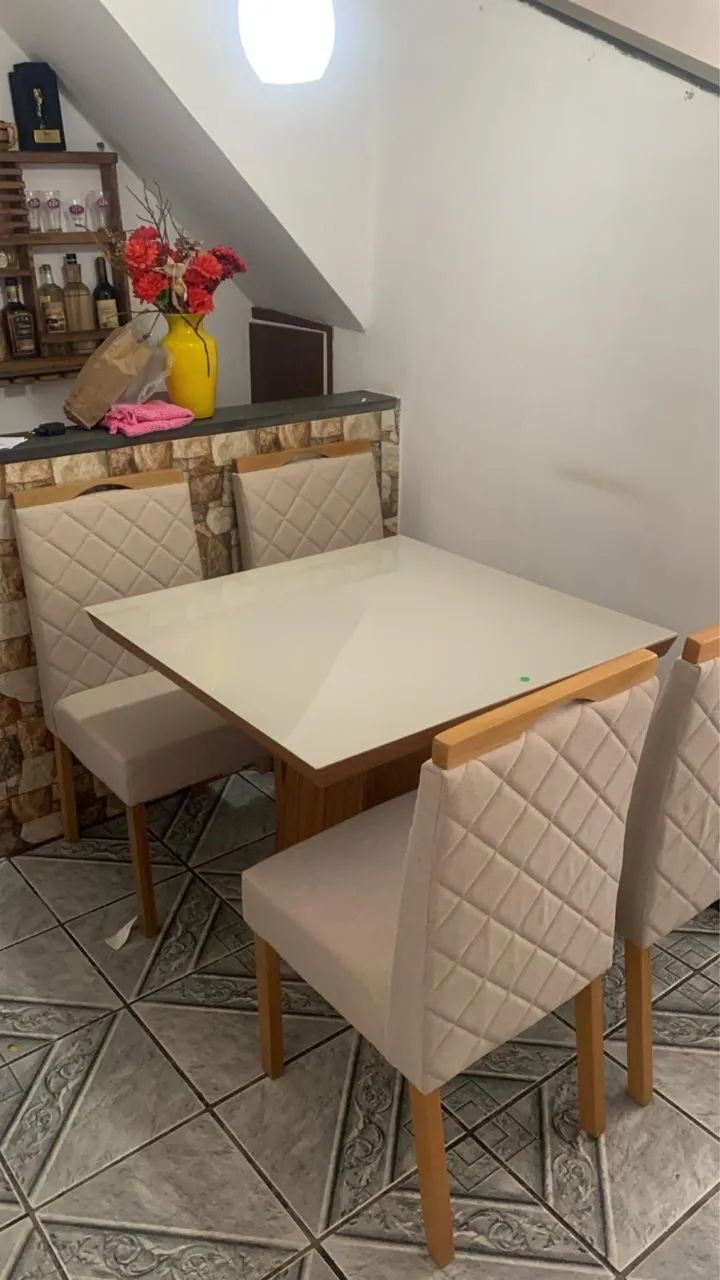 Mesa de jantar com 4 cadeiras 