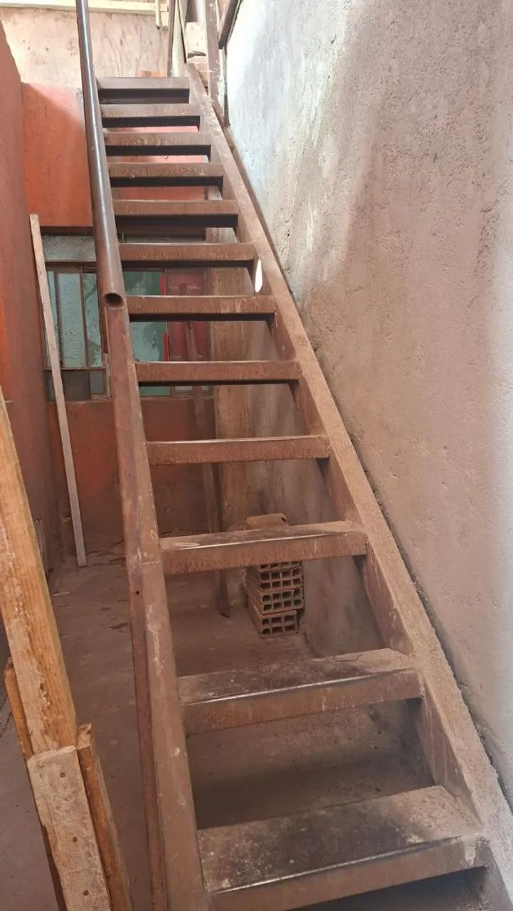 Escada e banheira de ferro 