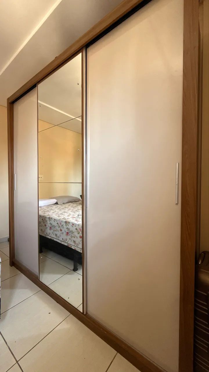 Guarda-roupa 3 portas de correr com espelho - R$ 750