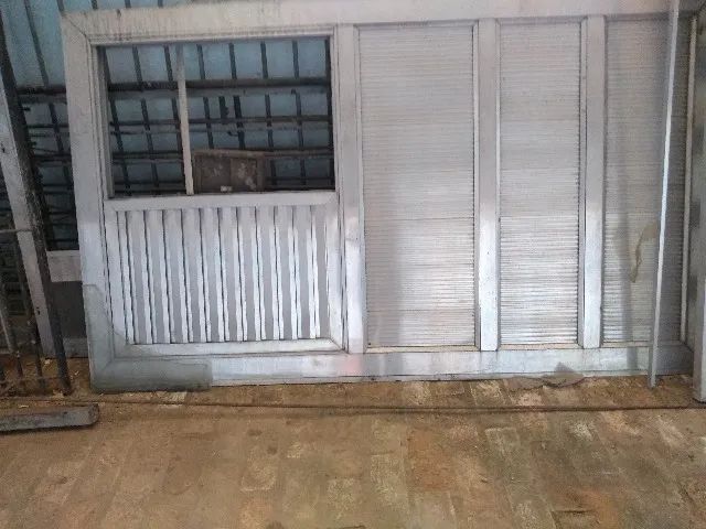02 Portas em alumínio c/ vidros completos aramados,reforçadas,bom estado.Só mensagens OLX - Foto 2