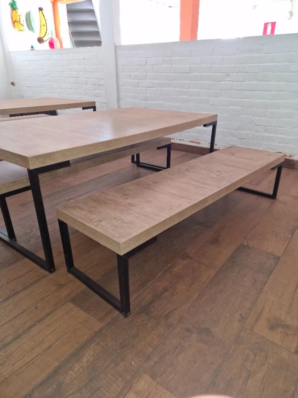 Conjuntos de Mesa e Bancos em Estilo Industrial