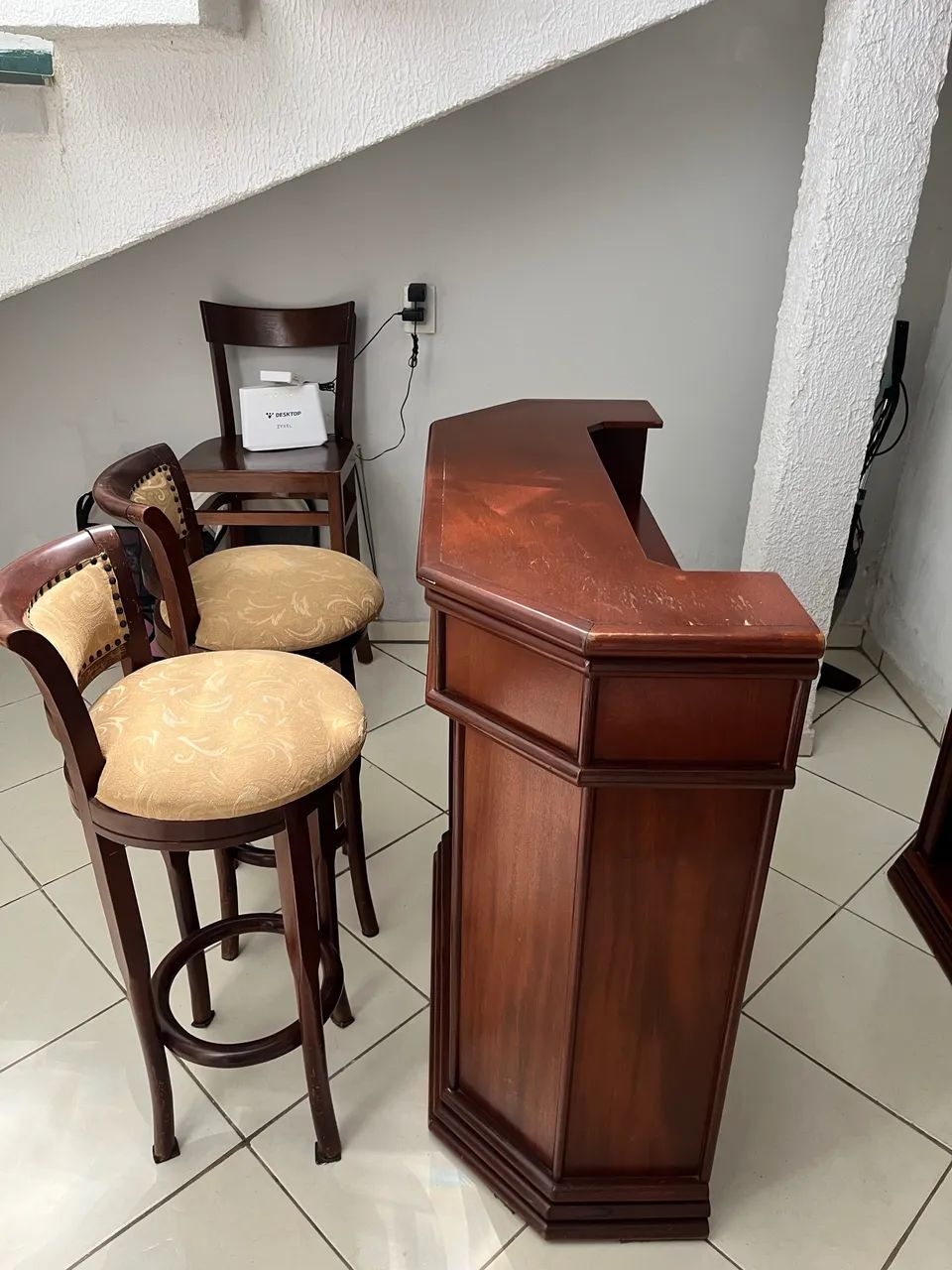 Barzinho Completo com Cadeiras - Excelente Estado - R$ 1.100