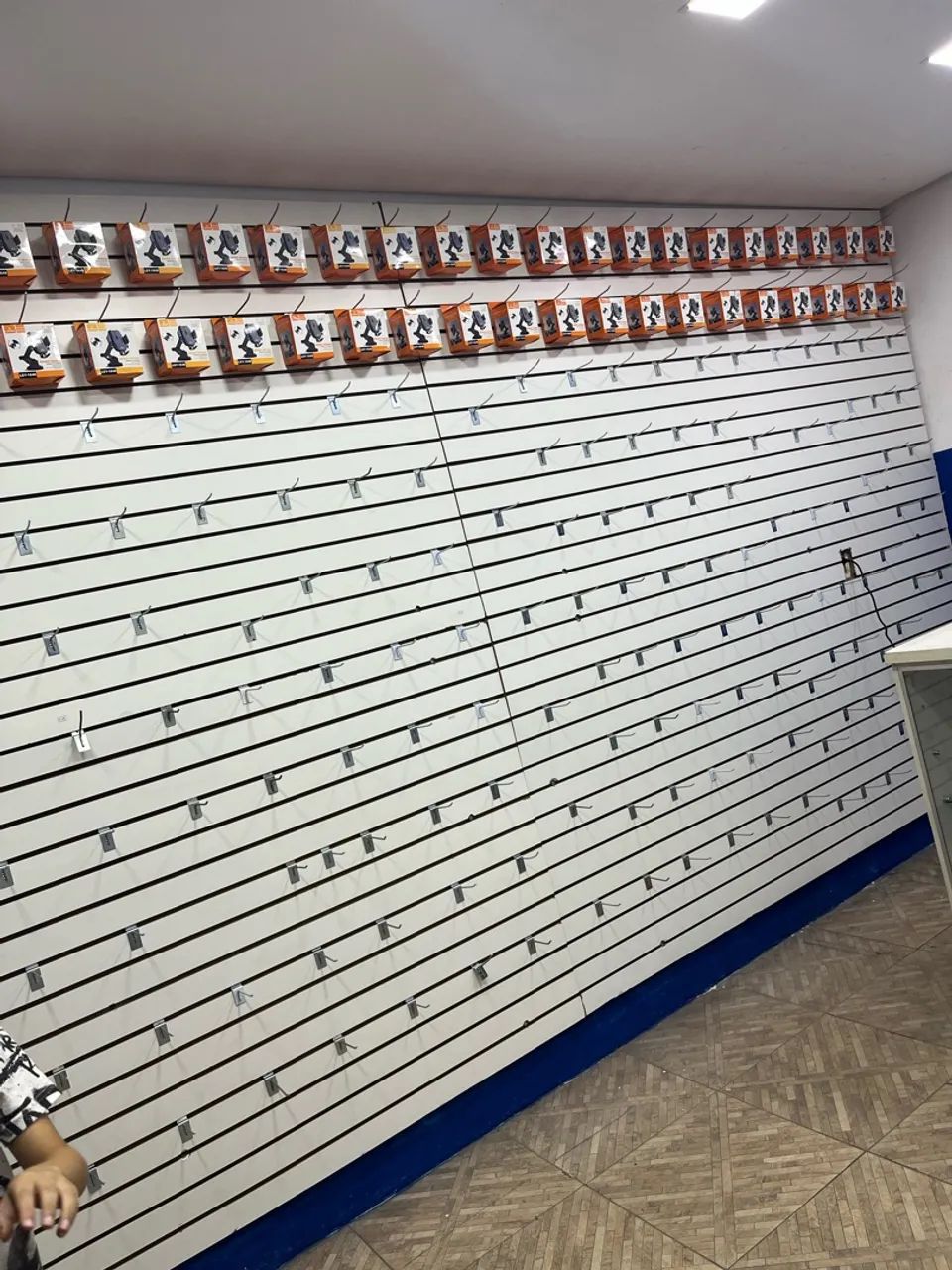 Vendo painel 4  ripado grande  e balcão 