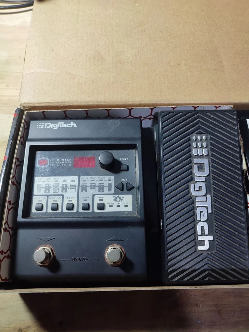 Pedaleira Digitech Element XP com caixa 