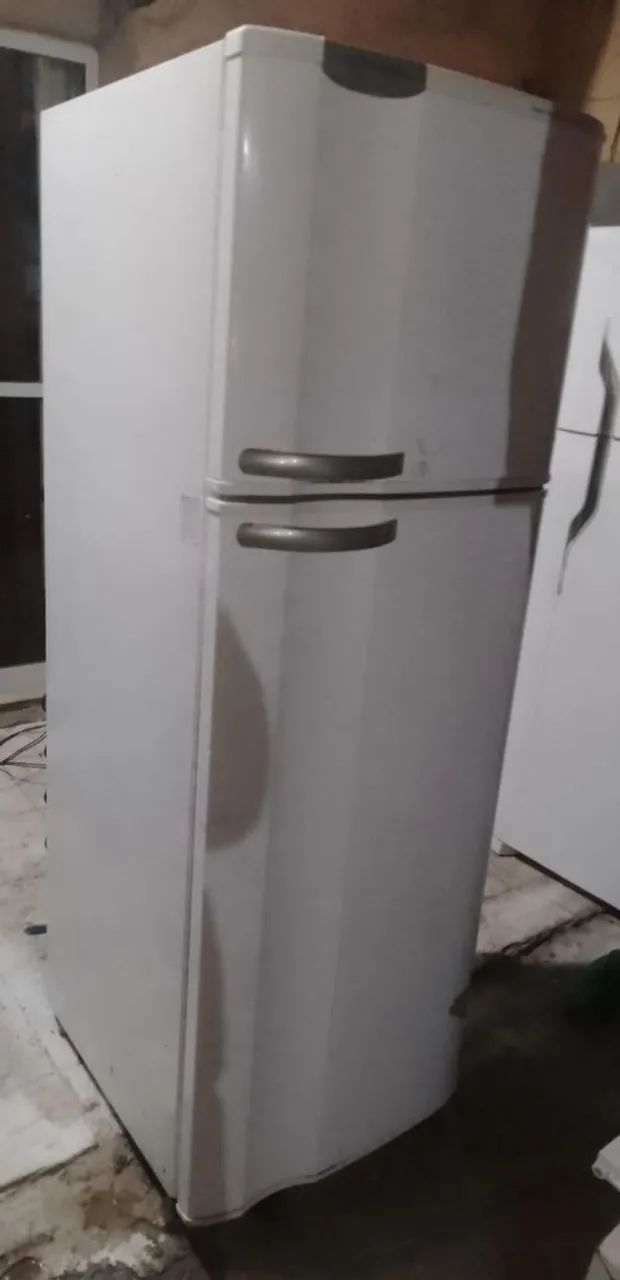 Vendo geladeira funcionando perfeitamente com garantia 