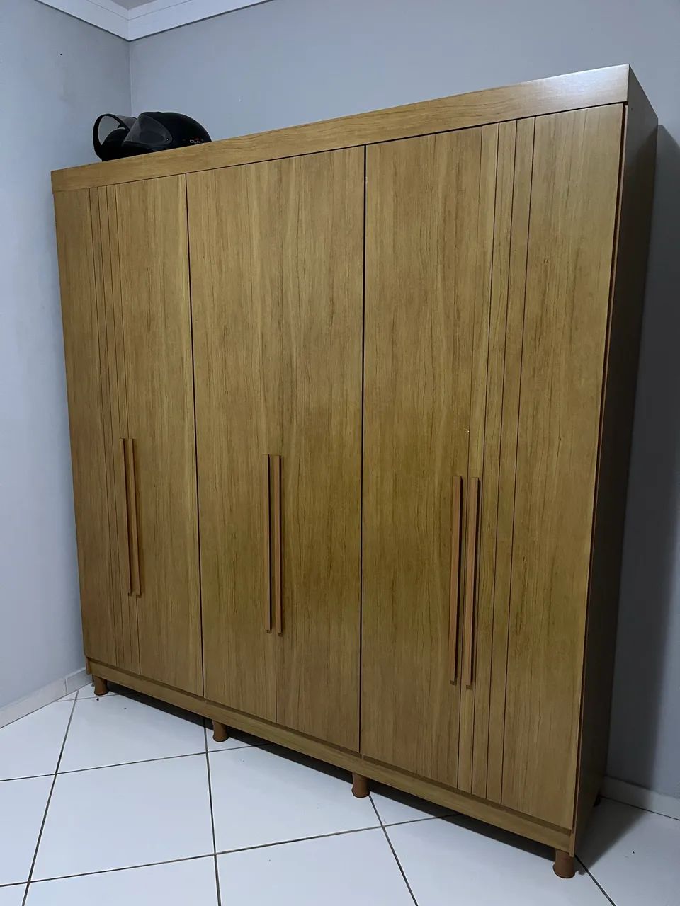 GUARDA ROUPA COM 6 PORTAS