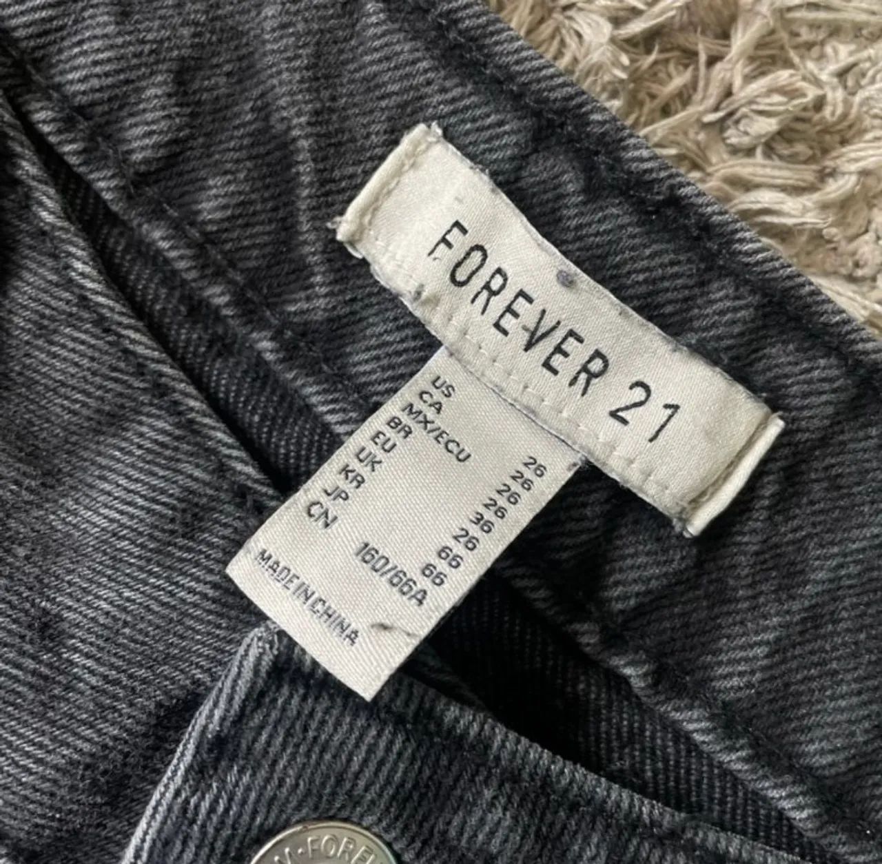 Calça Jeans Cargo Preta - Forever 21 - Foto 4