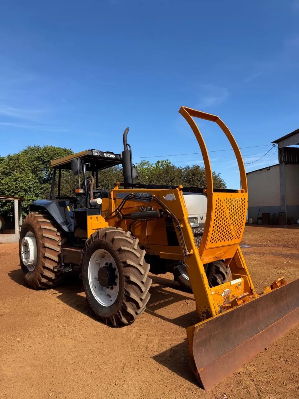 Trator Valtra 1580 com lâmina 