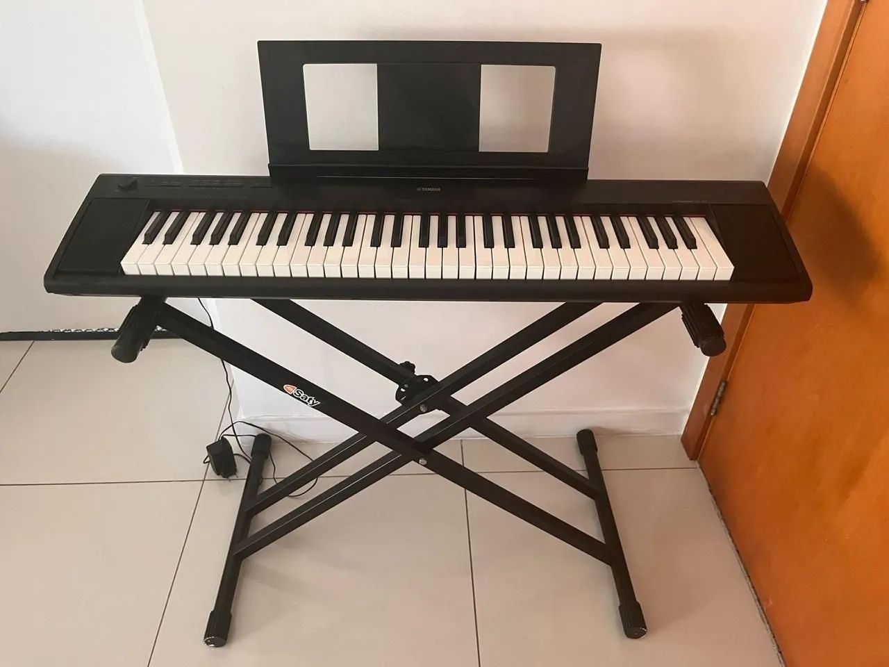 Teclado Yamaha Piaggero NP-12 + Tripé + Porta Partitura