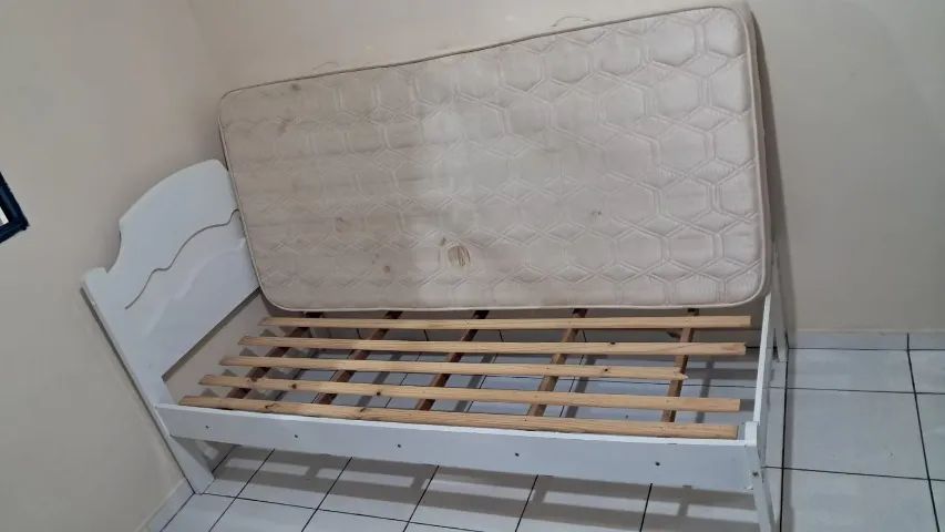 Duas camas de solteiro com colchões