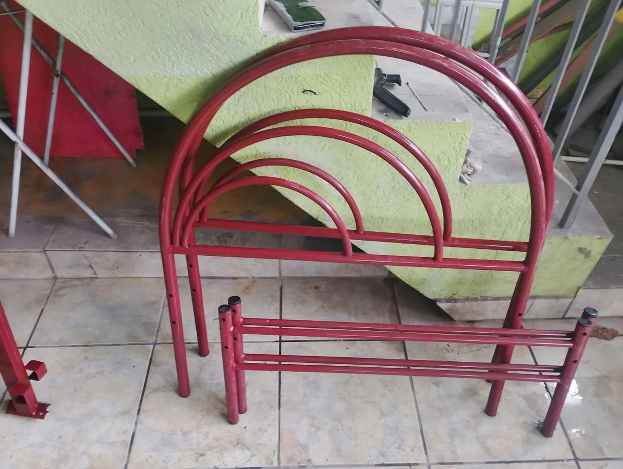 3 cama  de  ferro, só 1 tem grade 