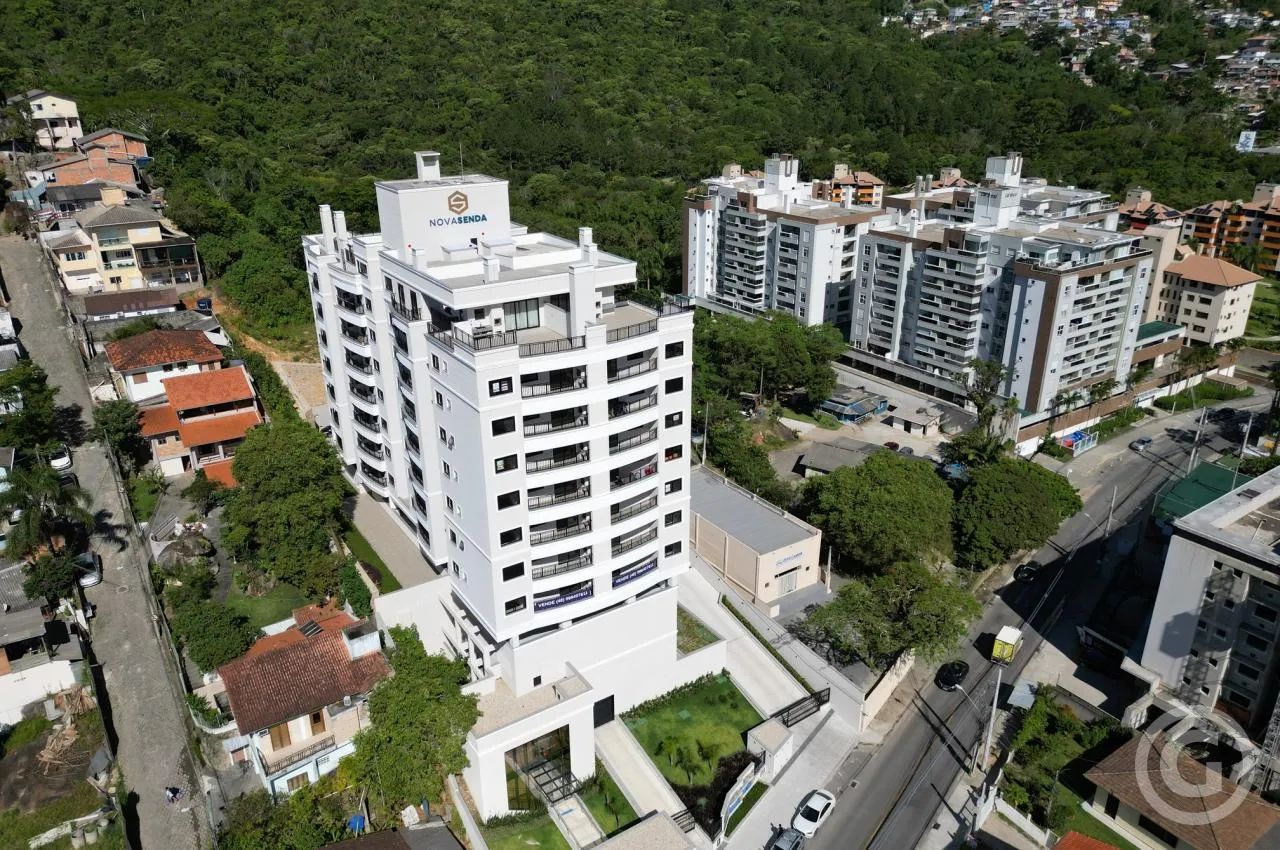 Conforto e funcionalidade em um apartamento semimobiliado em Florianópolis