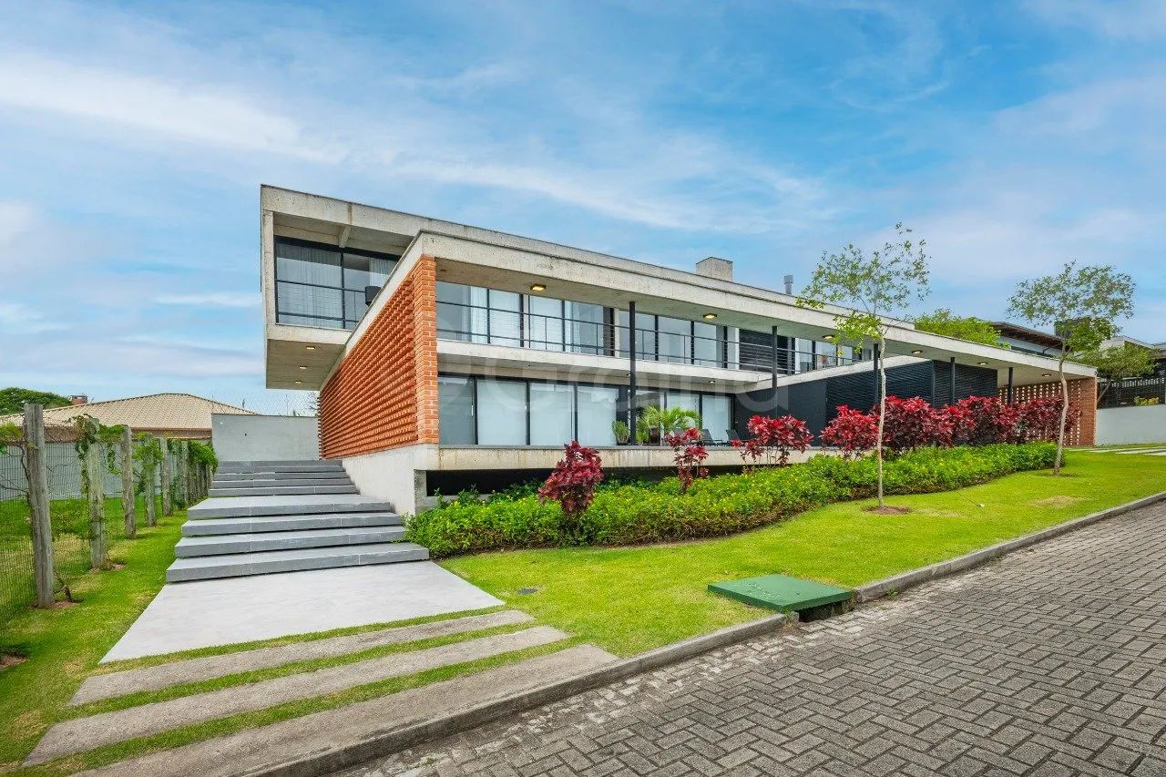 Casa de 648m² com 4 Suítes no Rio Tavares