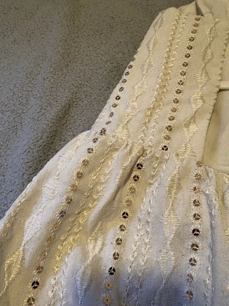 VESTIDO DOURADO COM FENDA - Foto 5