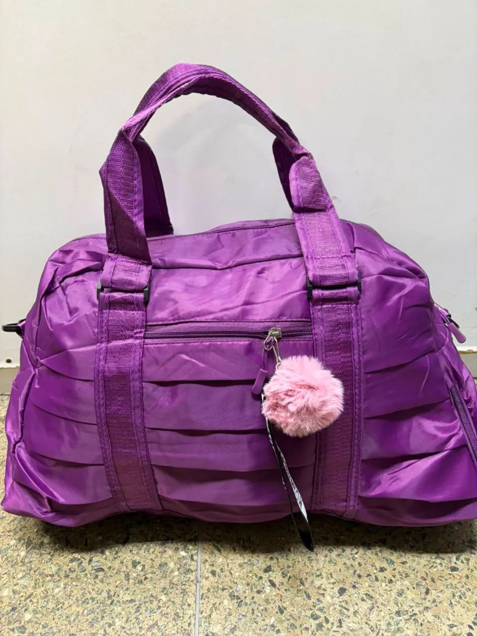 Bolsas de mão com bastante espaço para seus pertences 