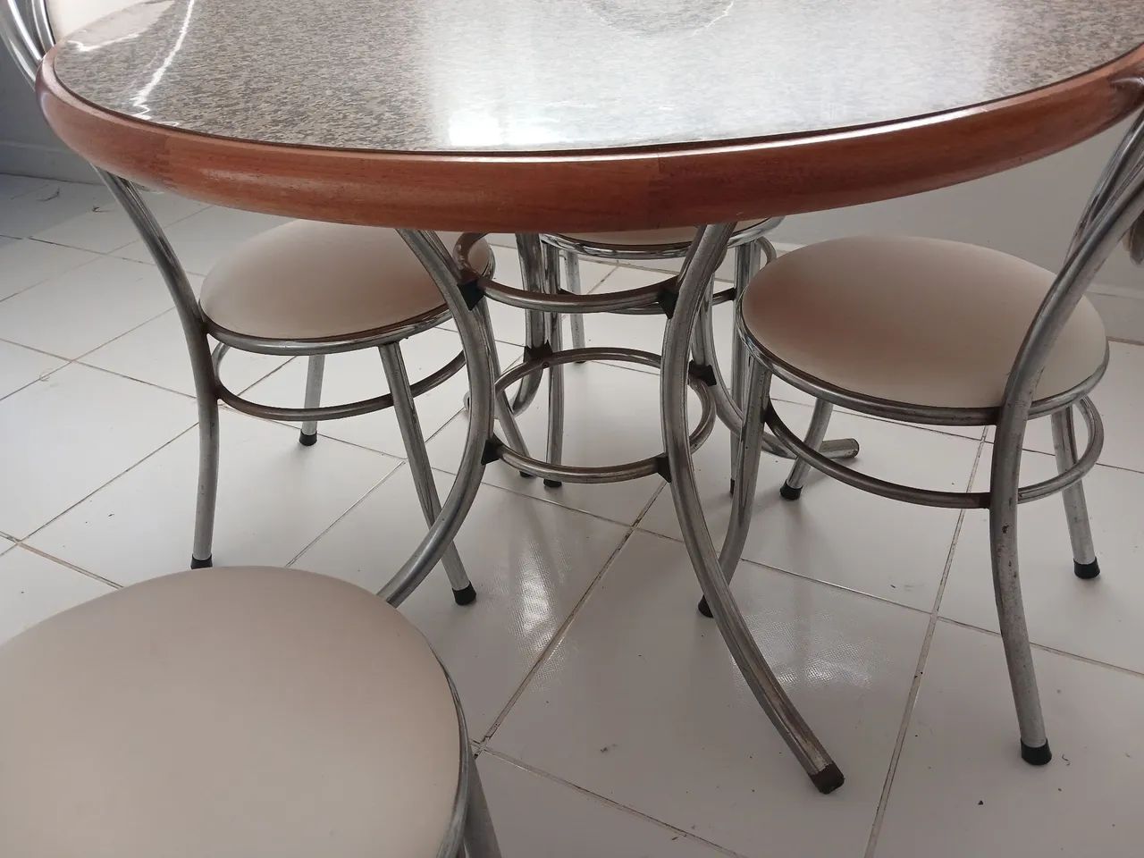 MESA COM 4 CADEIRAS - Foto 4
