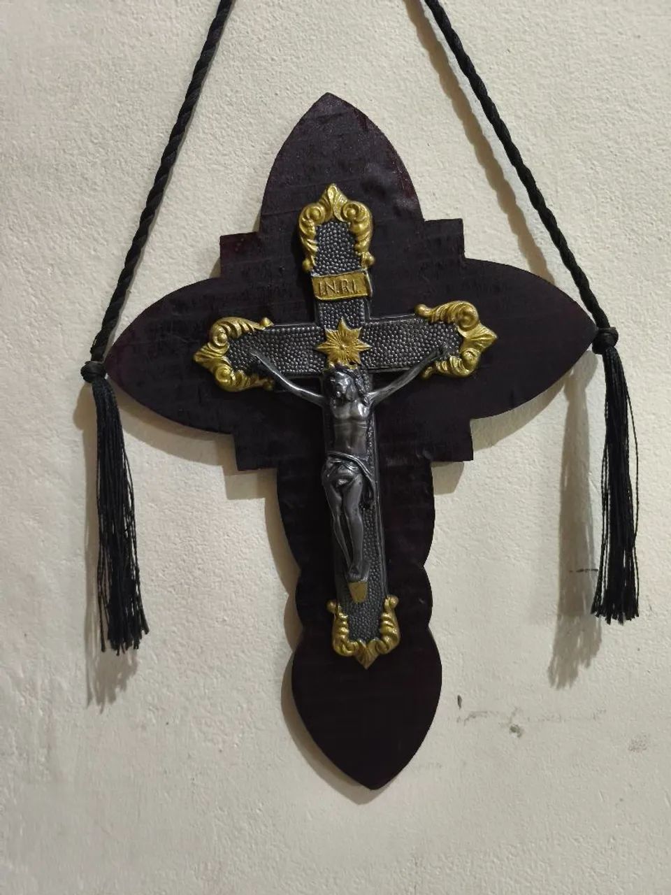 crucifixo antigo de metal com dourado de parede