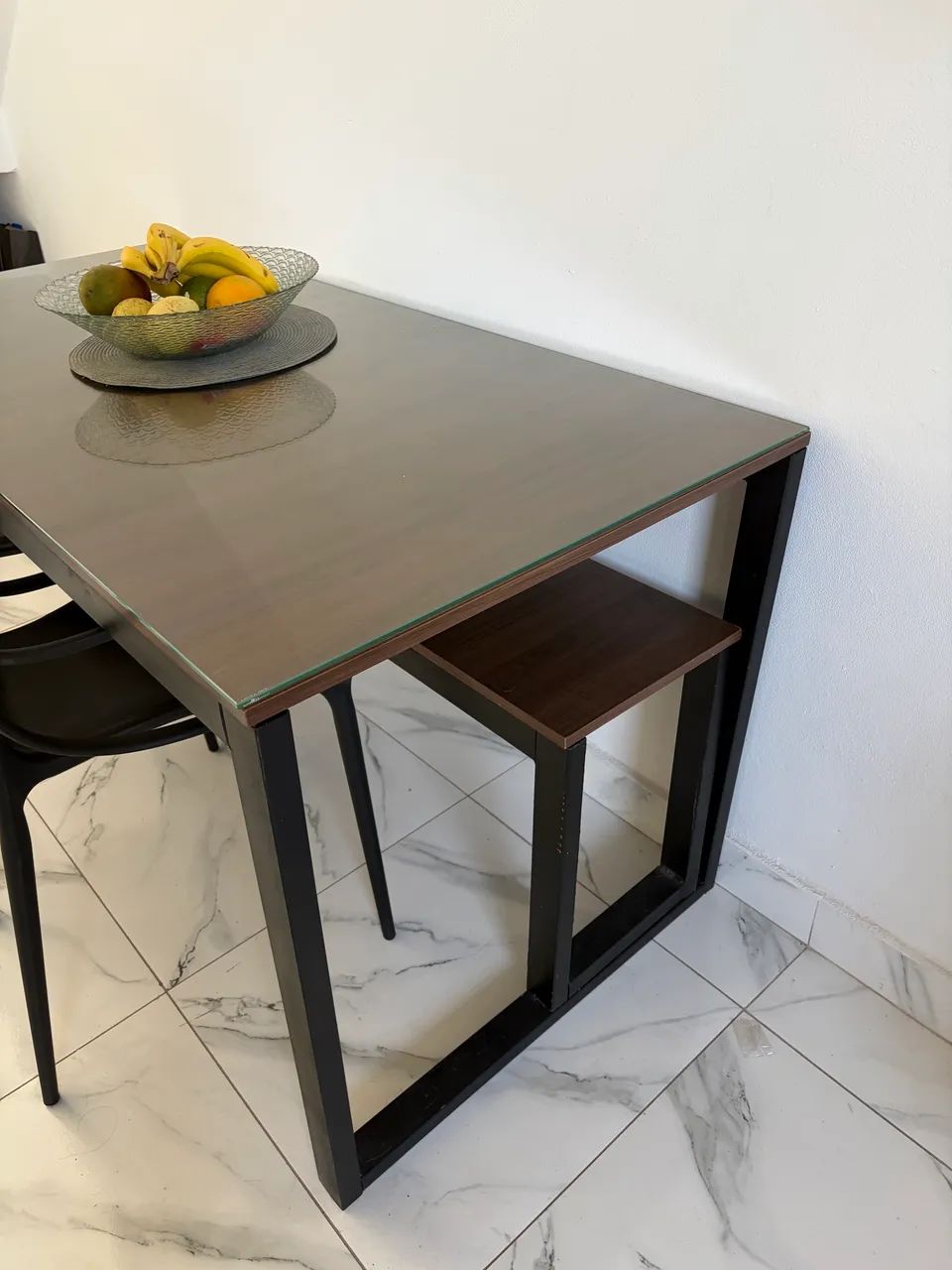 Mesa Mdf com tampo de vidro com bancos e cadeiras  - Foto 3