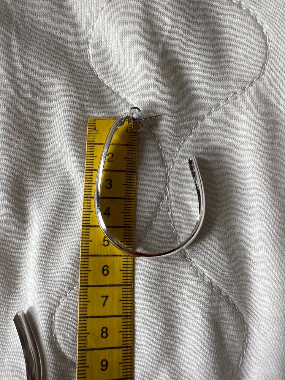 Brincos prateado forma de  gota  - Foto 4