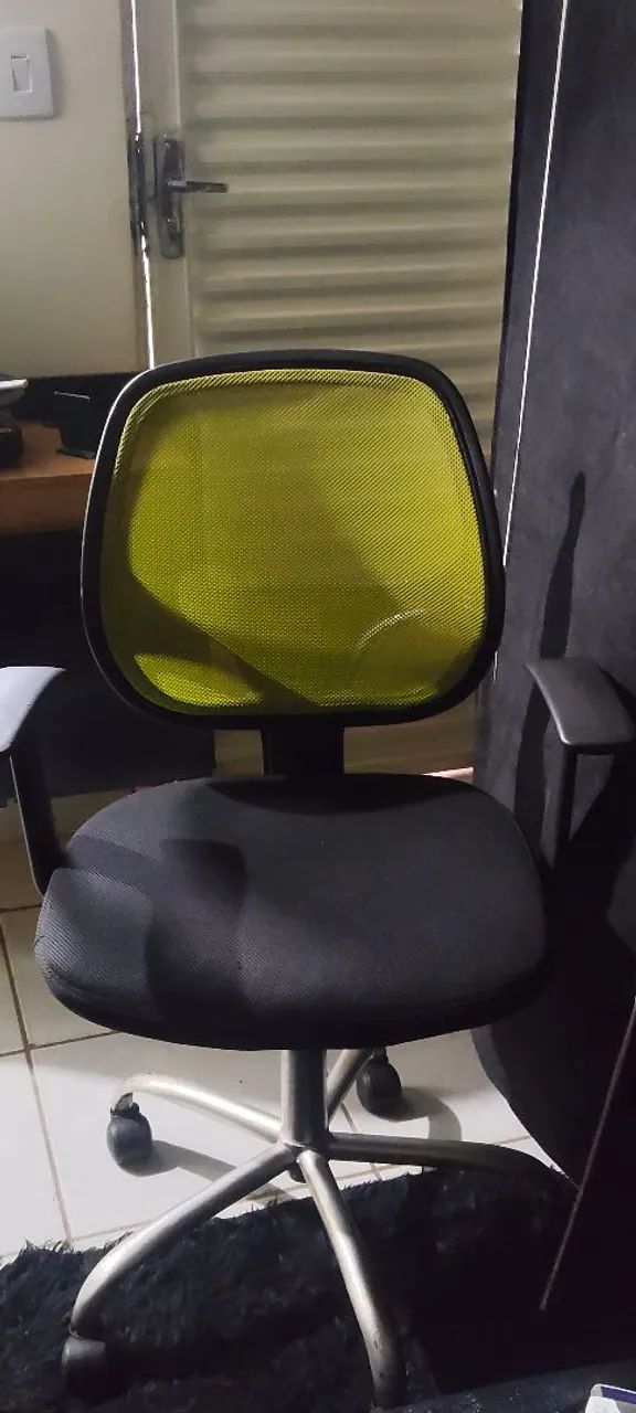 Cadeira de escritório giratória.