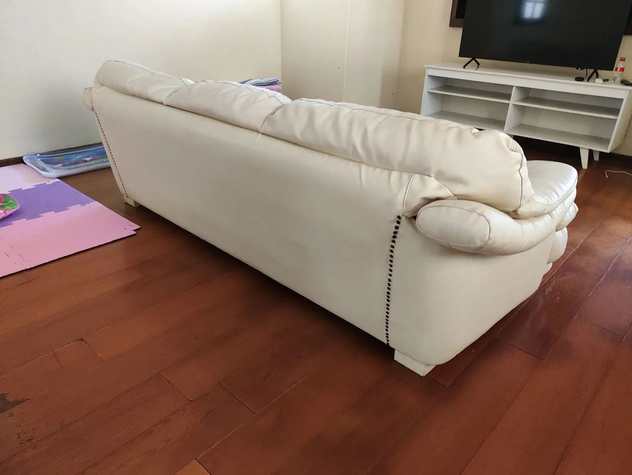 Sofá 3 lugares de couro branco - Foto 4