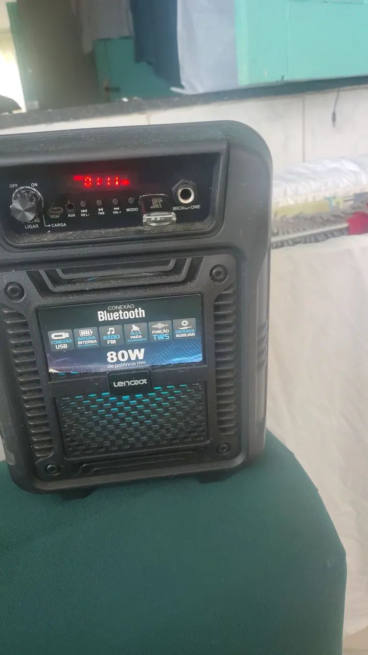 Vendo uma caixa de som. 