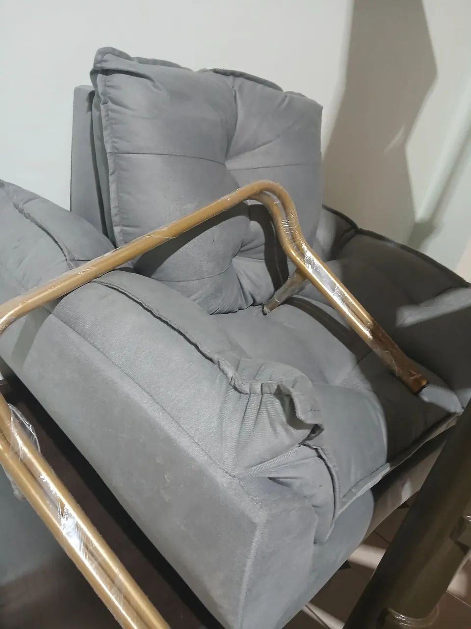 Poltrona cinza LUXO base dourada - NOVA - Foto 3
