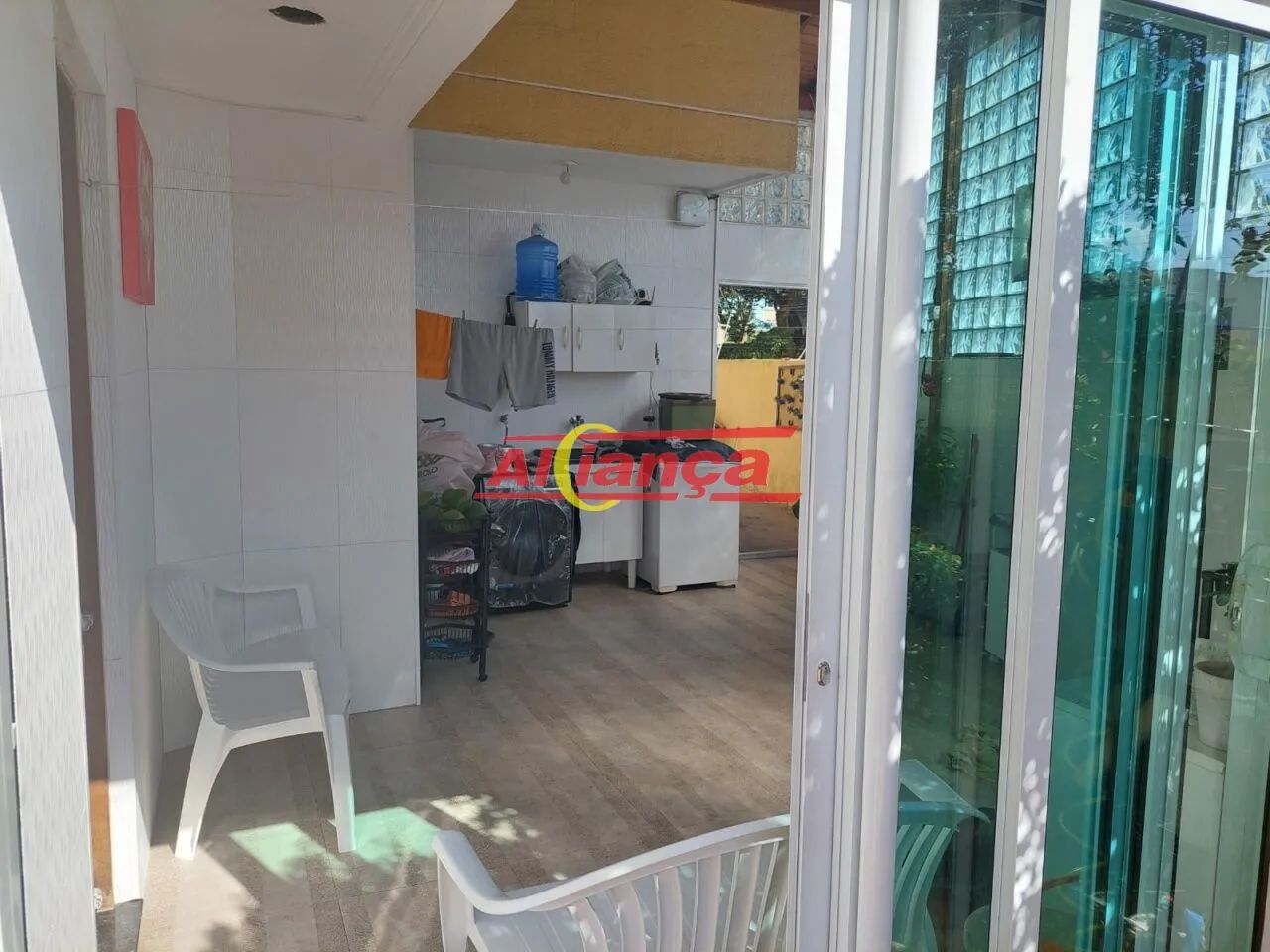 SOBRADO COM PISCINA, 3 DORMITÓRIOS SENDO 1 SUITE. - Foto 4