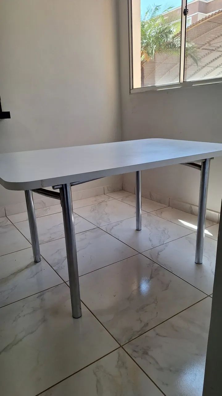 Mesa Retangular Branca com Pés de Metal - Foto 3