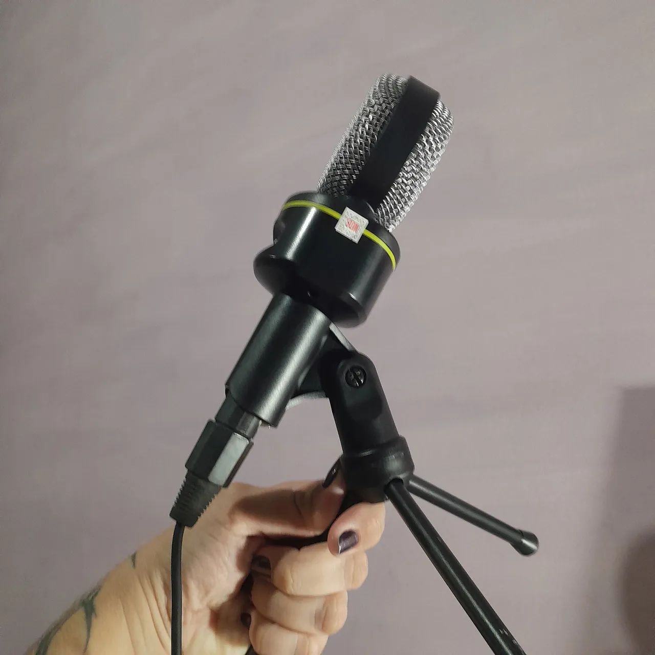 Microfone Xtrad P2 com adaptador e tripé - Foto 2