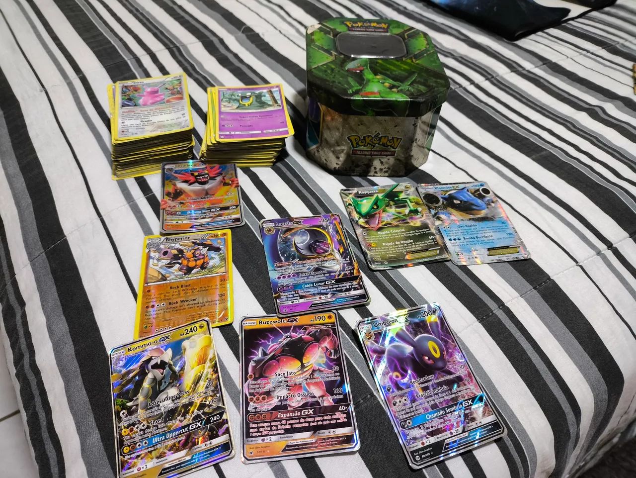 Vendo conjunto cartas e lata de pokémon.