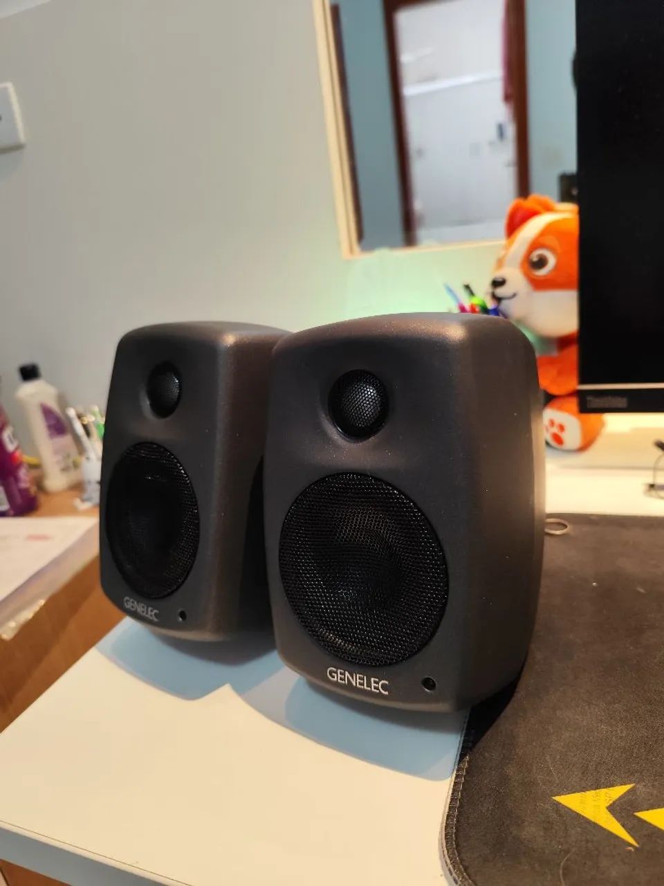 Par de monitores de áudio Genelec com suporte para parede - Foto 2