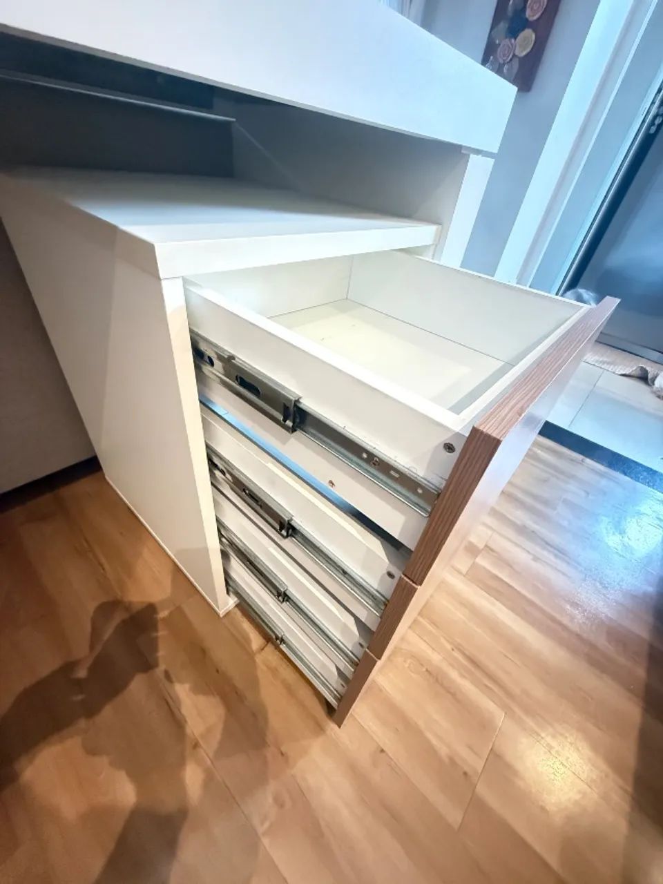 Mesa escritório em madeira  com gaveteiros e cadeira  - Foto 3