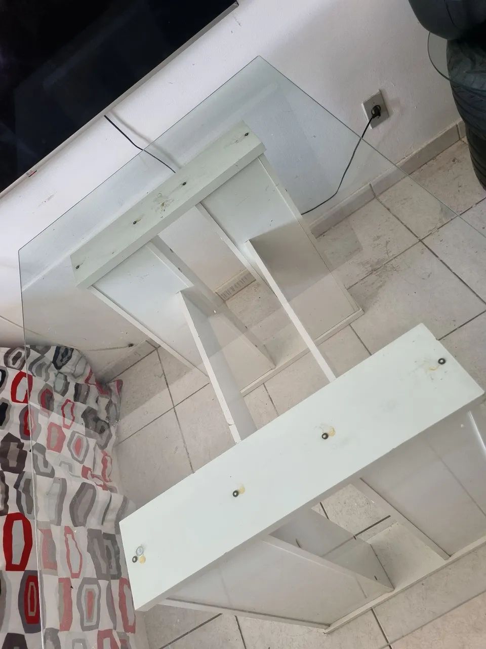 Mesa de jantar, com vidro incolor com a base branca - Foto 5