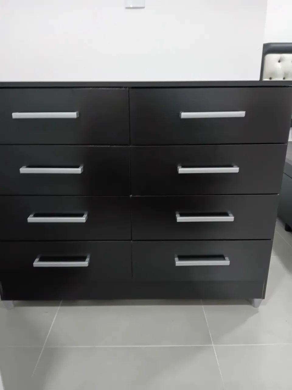Comoda preta nova